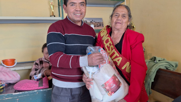 AGASAJO NAVIDEÑO A NUESTROS ADULTOS MAYORES EN SAN CAYETANO